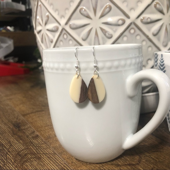 Oval colorblock wood and resin earrings - Picture 2 of 2